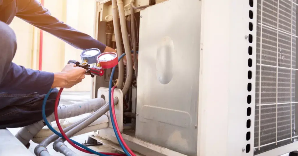 Klima Gazı Bittiğini Nasıl Anlarsınız 4 "Klima gaz basıncı ölçümü yapan teknisyen – gaz eksikliği tespiti"