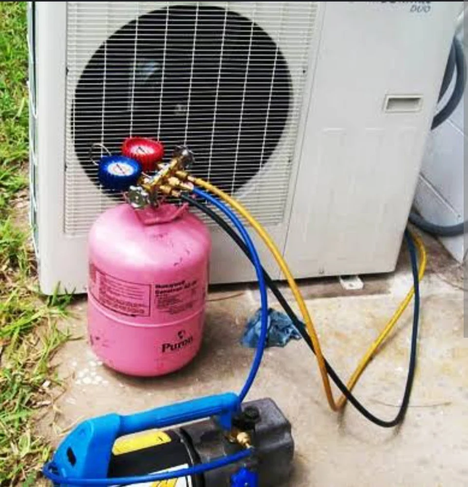 Klima Gazı Bittiğini Nasıl Anlarsınız 5 "Klima sistemine uygun soğutucu gaz dolumu yapan uzman teknisyen"